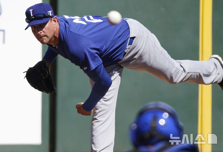 투수 대니얼 세라피니가 메이저리그 LA 에인절스와의 경기를 앞두고 공을 던지고 있다. 2013.03.07.