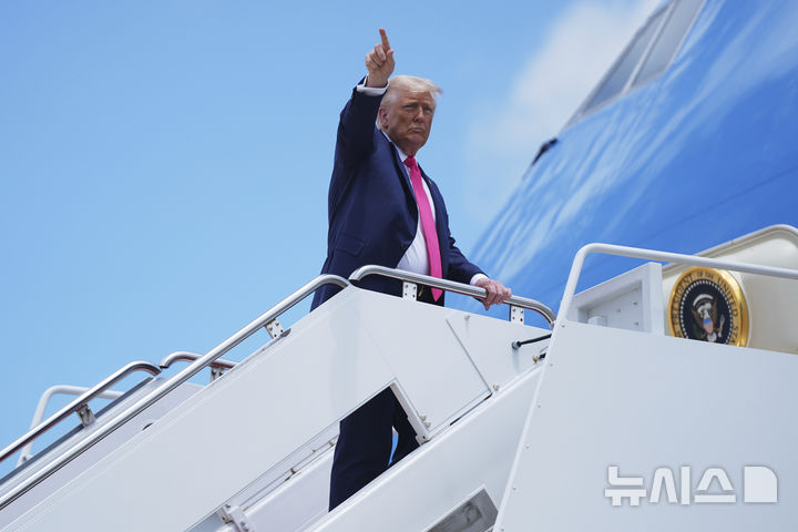 [앤드루스합동기지=AP/뉴시스]도널드 트럼프 미국 대통령이 15일(현지 시간) 메릴랜드주 앤드루스합동기지에서 대통령전용기에 탑승하며 포즈를 취하고 있다. 2025.07.16.