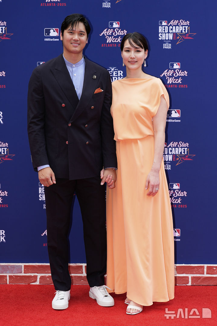 [애틀랜타=AP/뉴시스] LA 다저스의 오타니 쇼헤이와 아내 다나카 마미코가 15일(현지 시간) 미 조지아주 애틀랜타 트루이스트 파크에서 열리는 2025 메이저리그 올스타전 레드카펫 행사에 도착해 포토 타임을 갖고 있다. 2025.07.16.