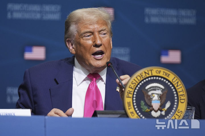 [피츠버그=AP/뉴시스]도널드 트럼프 미국 대통령이 15일(현지 시간) 미국 펜실베이니아주 피츠버그 카네기멜론대학교(CMU)에서 열린 '제1회 펜실베이니아 에너지 혁신 서밋'에서 연설하고 있다. 2025.07.16.
