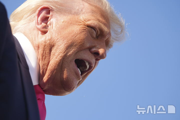 [앤드루스공군기지=AP/뉴시스] 앞서 트럼프 대통령은 14일 "러시아가 50일 내 평화협상에 응하지 않으면, 매우 혹독한 관세를 부과하겠다"며 러시아 및 러시아와 연관된 제3국에 대한 '세컨더리(2차) 제재'를 위협했다. 백악관 관계자는 "러시아를 직접 제재하기보다, 원유를 구매하는 나라들에 제재를 가하겠다는 것"이라고 설명했다. 사진은 도널드 트럼프 미국 대통령이 15일(현지 시간) 앤드루스공군기지에서 기자들과 대화하고 있다. 2025.07.17.