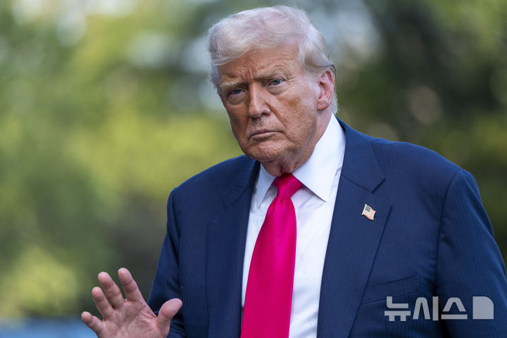 [워싱턴=AP/뉴시스] 도널드 트럼프 미국 대통령이 15일(현지 시간) 워싱턴 백악관에 도착해 취재진에 손을 흔들고 있다. 트럼프 대통령은 우크라이나에 모스크바 공격을 부추기지 않았다며 관련 보도를 부인했다. 2025.07.16.