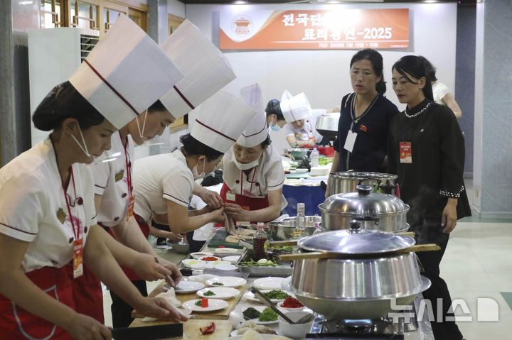 [평양=AP/뉴시스] 15일 북한 평양의 려명거리에 있는 식품축제관에서 전국 단고기 요리경연대회가 열려 요리사들이 각종 개고기 음식을 요리하고 있다. 북한에서는 '단고기'(개고기)가 삼복더위 보양식으로 인기가 많은 것으로 알려져 있다. 2025.07.16.