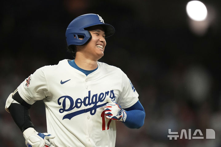 [애틀랜타=AP/뉴시스] 메이저리그(MLB) 슈퍼스타 오타니 쇼헤이(LA 다저스)가 16일(한국 시간) 2025 MLB 올스타전에서 2회 땅볼을 친 뒤 웃고 있다. 2025.07.16.