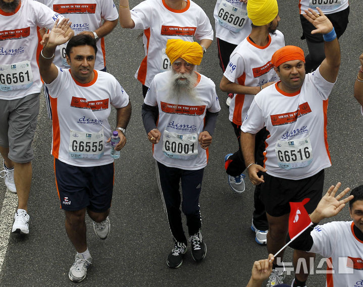 [홍콩=AP/뉴시스] 영국 런던에 거주하는 인도인 파우자 싱(중앙)이 101세였던 2013년 2월24일 홍콩에서 열린 마라톤 10㎞ 대회에 참가한 모습. 2025.7.17