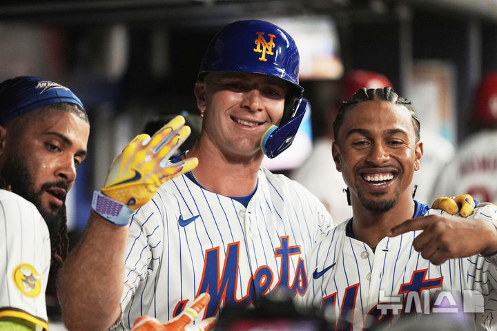[애틀랜타=AP/뉴시스] 메이저리그(MLB) 뉴욕 메츠의 거포 피트 알론소(가운데)가 16일(한국 시간) 2025 MLB 올스타전에서 3점 홈런을 친 뒤 더그아웃에서 기뻐하고 있다. 2025.07.16.