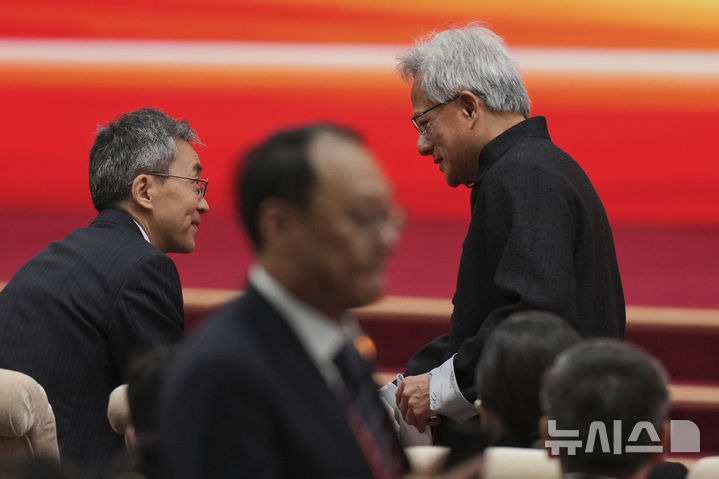 [베이징=AP/뉴시스] 젠슨 황 엔비디아 최고경영자(CEO)가 16일(현지 시간) 중국 베이징에서 열린 제3회 중국 국제 공급망 촉진 박람회 개막식에 참석해 참석자와 인사하고 있다. 2025.07.16.