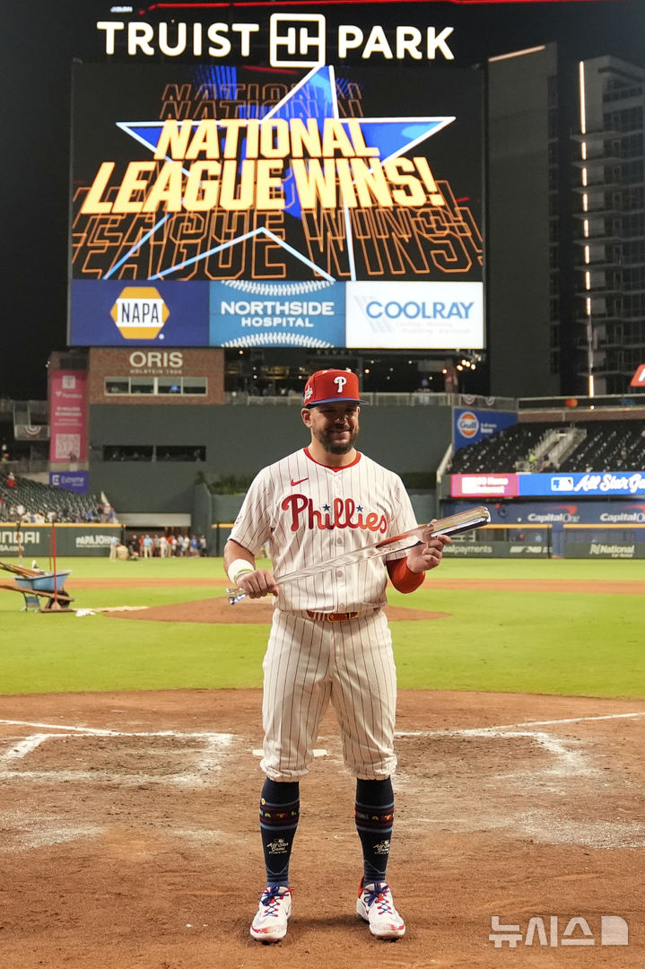 [애틀랜타=AP/뉴시스] 필라델피아 필리스의 카일 슈와버가 15일(현지 시간) 미 조지아주 애틀랜타의 트루이스트파크에서 열린 2025 메이저리그 올스타전 아메리칸리그(AL)와 내셔널리그(NL)의 경기 후 최우수선수(MVP) 트로피를 들고 포즈를 취하고 있다. 슈와버는 연장 스윙오프에서 홈런 3개를 쳐 NL 올스타의 승리를 이끌었다. 두 팀은 6-6으로 비겨 스윙오프로 치러진 연장에서 홈런 4개를 기록한 NL 올스타가 4-3으로 최종 승리했다. 2025.07.16.