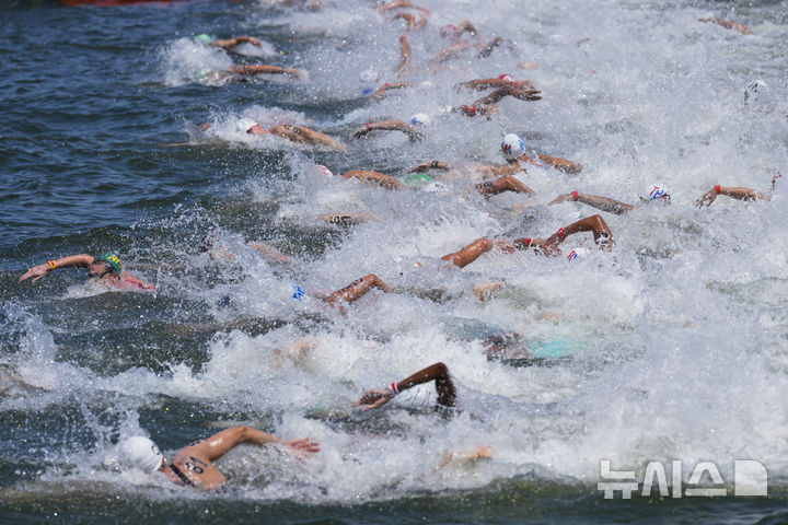 [싱가포르=AP/뉴시스] 16일 싱가포르 센토사섬에서 열린 2025 싱가포르 세계수영선수권대회 오픈워터 스위밍 남자 10㎞ 경기 모습. 2025.07.16