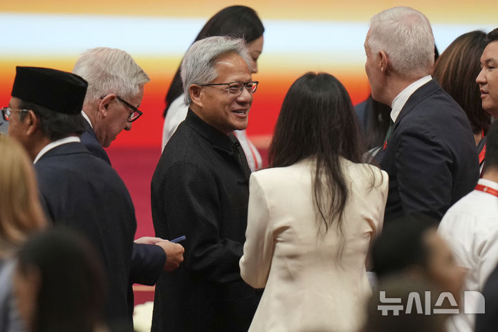 [베이징=AP/뉴시스] 젠슨 황 엔비디아 최고경영자(CEO)가 16일(현지 시간) 중국 베이징에서 열린 제3회 중국 국제 공급망 촉진 박람회 개막식에서 참석자들과 인사하고 있다. 2025.07.16.