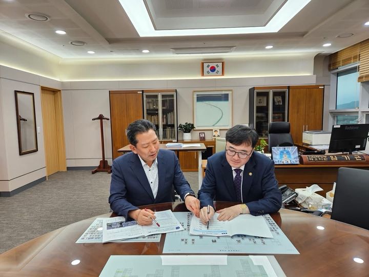 [구미=뉴시스] 김장호(왼쪽) 시장이 임기근 기재부 제2차관에게 주요 사업을 설명하고 있다. (사진=구미시 제공) 2025.07.16 photo@newsis.com *재판매 및 DB 금지