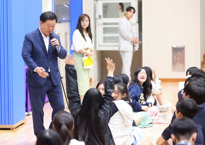 박승원 광명시장(사진 왼쪽 첫번재)이 15일 하안북중학교에서 열린 '2025년찾아가는 청소년 자치분권교실'에 특별강사로 나서 2학년 학생들에게 질문하고 있다.(사진=광명시 제공)2025.07.16.photo@newsis.com *재판매 및 DB 금지
