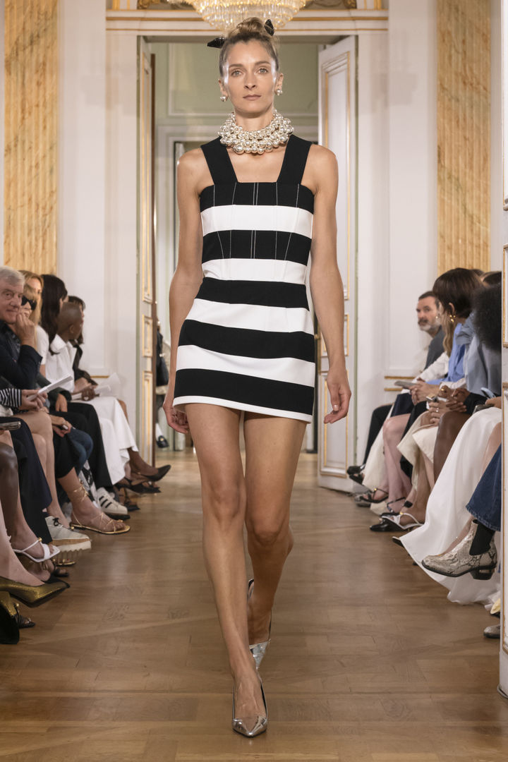 [서울=뉴시스] 생활문화기업 LF가 전개하는 프랑스 럭셔리 디자이너 브랜드 '빠투(PATOU)'가 최근 프랑스에서 열린 '파리 오뜨 꾸뛰르 위크'에서 2026 봄·여름(SS) 시즌 컬렉션을 공개했다고 16일 밝혔다. (사진=LF 제공) *재판매 및 DB 금지