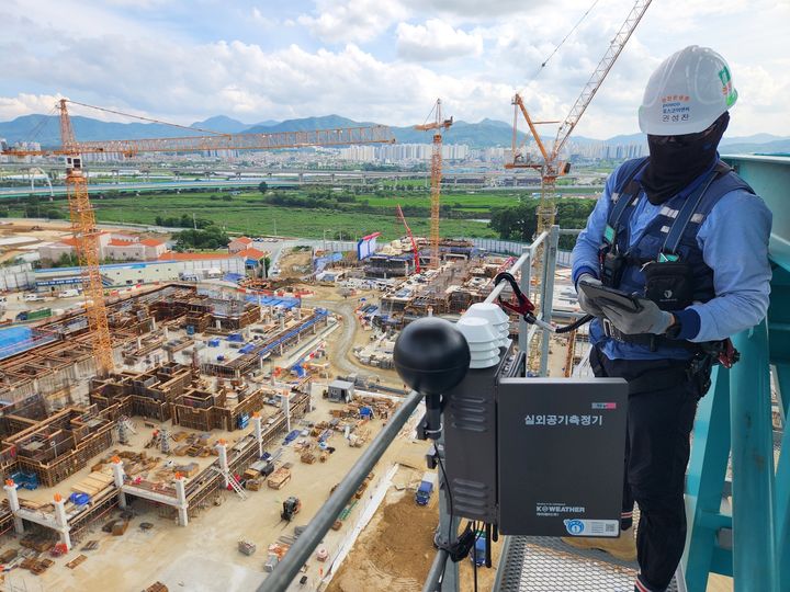 포스코이앤씨 직원이 케이웨더의 IoT 기반 AI 건설기상정보시스템을 조작하고 있다. (사진=케이웨더) *재판매 및 DB 금지