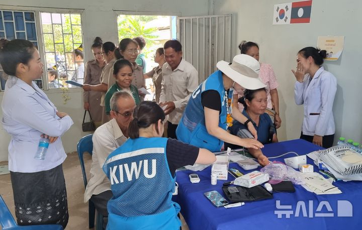 [인천=뉴시스] 정일형 기자 = 경인여대 의료팀, 라오스 의료 봉사. (사진=경인여대 제공)