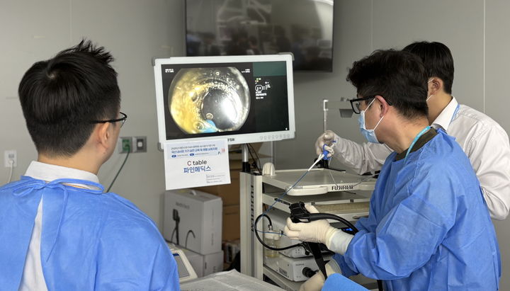 ‘2025 국산 내시경기기 실전교육 및 체험 심포지엄’ 현장에서 파인메딕스의 내시경 시술기구를 활용해 실습 교육을 받고 있는 의료진. (사진=파인메딕스) *재판매 및 DB 금지