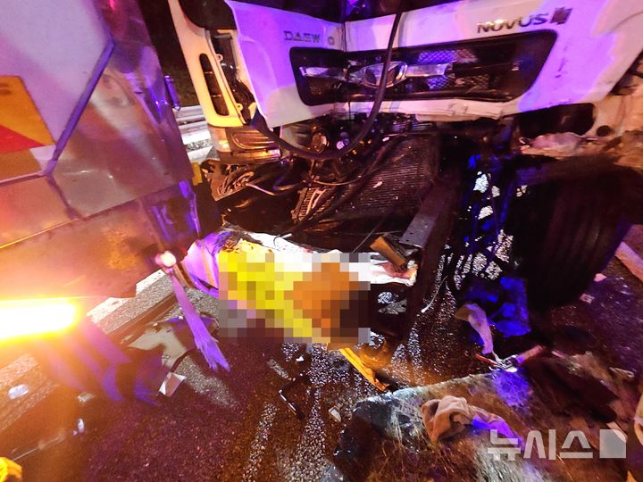 [청주=뉴시스] 15일 오후 충북 청주시 흥덕구 옥산면의 경부고속도로 서울방향 옥산 IC 인근에서 화물차 추돌사고가 발생해 1명이 숨졌다. (사진= 청주서부소방서 제공) 2025.07.16. photo@newsis.com&nbsp; *재판매 및 DB 금지