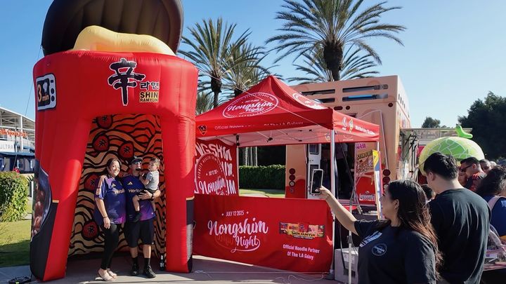 [서울=뉴시스] 미국 LA 갤럭시 홈구장에서 진행한 농심데이 행사 모습. (사진=농심 제공)  *재판매 및 DB 금지