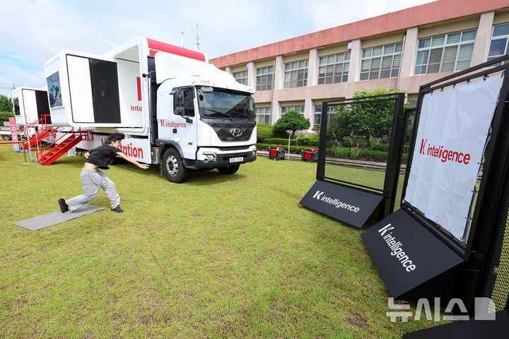 [서울=뉴시스]KT가 이동식 AI 체험관 'KT AI 스테이션'의 운영을 시작한다고 16일 밝혔다. 사진은 부석중학교 학생들이 KT AI 스테이션 내·외부에 마련된 K-인텔리전스와 ESG 체험관 등 AI 기술 콘텐츠를 체험하고 있는 모습. (사진=KT 제공)