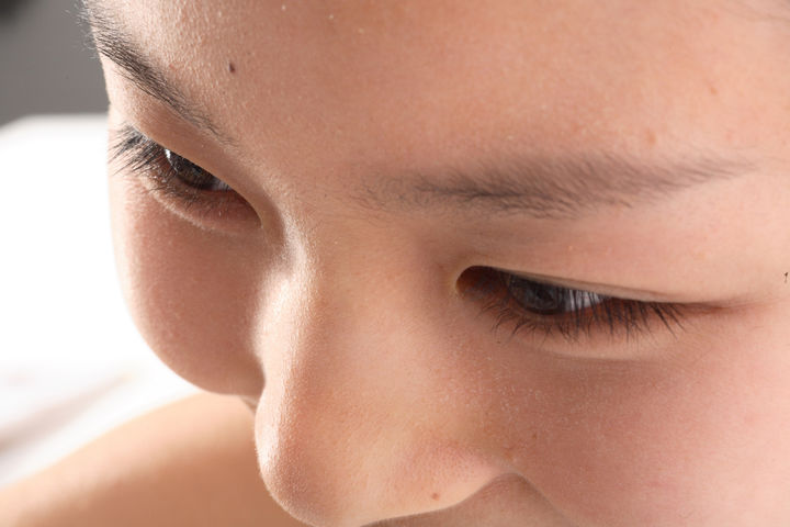 [서울=뉴시스] 미국 안과 전문의가 속눈썹에 기생하는 모낭충이 번식하면 각종 염증과 안구건조증을 유발할 수 있다고 경고했다. 2025.07.16. *재판매 및 DB금지 *재판매 및 DB 금지