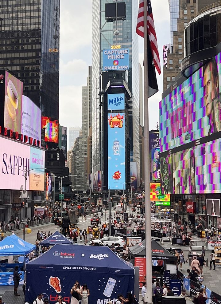 [서울=뉴시스] 롯데칠성음료는 지난 14일(현지 시간) 뉴욕 타임스퀘어에서 '매운 음식을 먹을땐 밀키스’ 메시지를 담은 옥외광고를 진행했다.(사진=롯데칠성음료 제공) *재판매 및 DB 금지