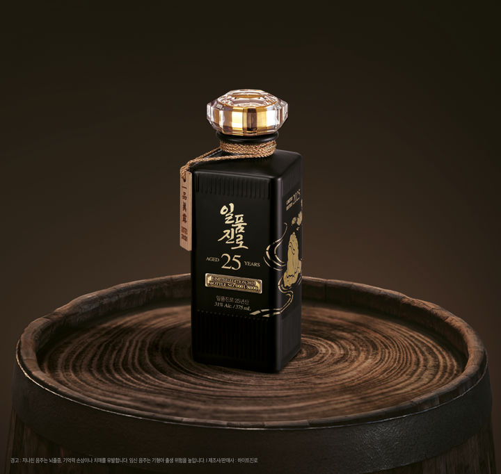 [서울=뉴시스] 하이트진로 일품진로 25년산 제품 이미지. (사진=하이트진로 제공)&nbsp; *재판매 및 DB 금지