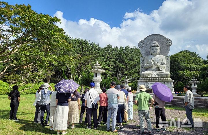 [제주=뉴시스] 제주관광공사(사장 고승철)는 지난 15일 제주 도내 일원에서 관광통역안내사를 대상으로 ‘소수 언어문화 이해 교육’을 실시했다. 사진은 관음사를 방문해 불교사찰과 힌두교와의 연관성을 학습하는 모습. (사진=제주관광공사 제공) 2025.07.16. photo@newsis.com *재판매 및 DB 금지