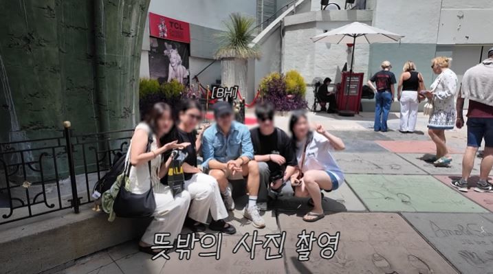 [서울=뉴시스] 배우 이병헌이 지난 15일 유튜브 채널에 올라온 영상에서 아내인 배우 이민정·아들 준후와 함께 미국 LA로 여행을 떠난 모습을 보여줬다. (사진=유튜브 채널 '이민정' 캡처) 2025.07.16. photo@newsis.com *재판매 및 DB 금지