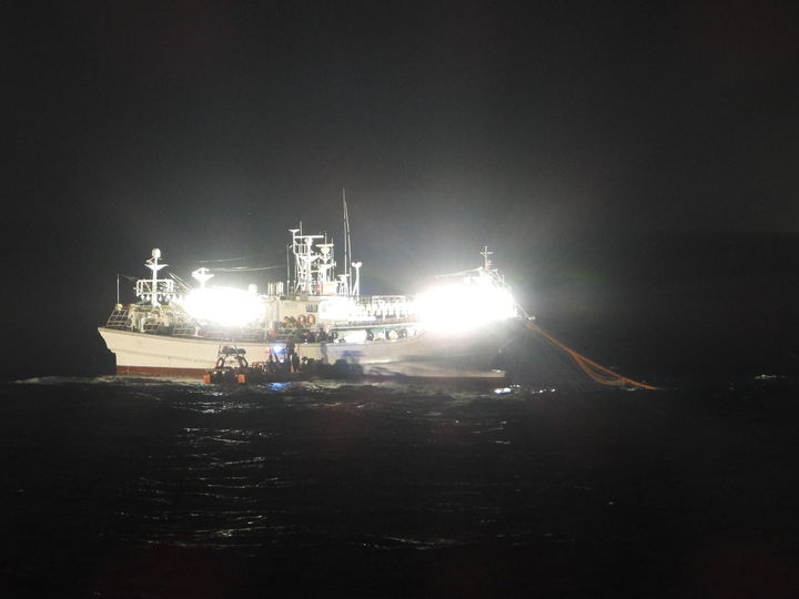 [부산=뉴시스] 15일 심야 조업 중인 어선 A호에서 침수가 발생했지만, 기관장의 빠른 조난 신고로 추가 피해를 막았다. (사진=부산해양경찰서 제공) 2025.07.16. photo@newsis.com *재판매 및 DB 금지