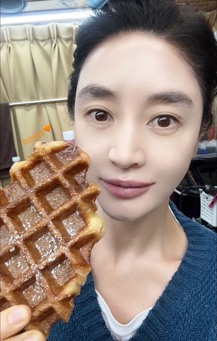 [서울=뉴시스] 배우 김혜수가 16일 오전 소셜미디어에 "엄정화 배우님 고맙습니다"라는 글과 함께 사진 여러 장을 올렸다. (사진=김혜수 인스타그램 캡처) 2025.07.16. photo@newsis.com *재판매 및 DB 금지