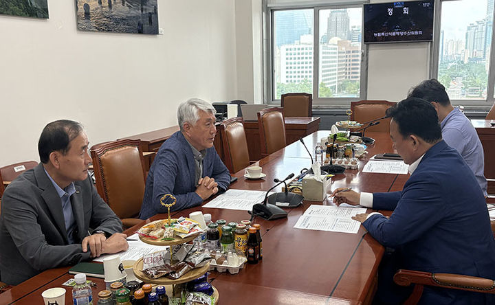 전국농어촌지역군수협의회 최승준 회장은 지난 15일 국회 농림축산식품해양수산위원회 어기구 위원장을 찾아 농어촌의 지속 가능한 발전을 위한 건의를 하고 있다.(사진=정선군 제공) *재판매 및 DB 금지