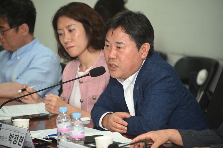 [부여=뉴시스] 조명휘 기자 = 박정현 부여군수가 15일 국회의원회관서 열린 '기본사회 실현을 위한 국민총행복증진법 제정 토론회'에서 토론을 펼치고 있다. (사진= 부여군 제공) 2025.07.16. photo@newsis.com *재판매 및 DB 금지