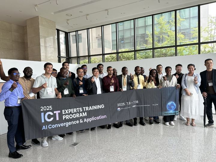 미디어젠 마곡 R&D센터에서 기념사진을 촬영한 참석자들. 사진 가운데 송민규 미디어젠 대표이사. (사진=미디어젠) *재판매 및 DB 금지