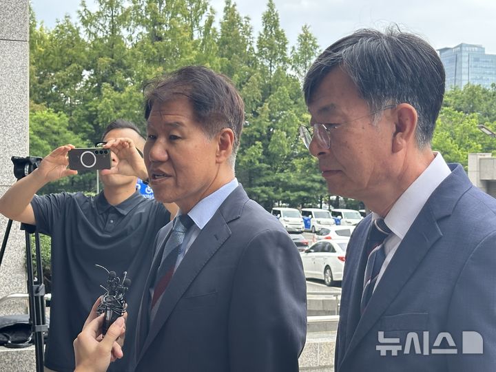 [대전=뉴시스] 김도현 기자 = 16일 오전 대전 서구 둔산동 대전지방법원 후문에서 김수현·김상조 전 청와대 정책실장이 재판 시작 전 취재진을 만나 질문에 대답하고 있다. 2025.07.16. kdh1917@newsis.com