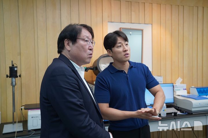 [세종=뉴시스]한국에너지기술평가원은 해양 폐기물인 불가사리를 활용한 친환경 제설제, 화장품 등 다양한 업사이클링 제품을 출시한 ㈜스타스테크를 방문했다.(사진=에기평 제공)