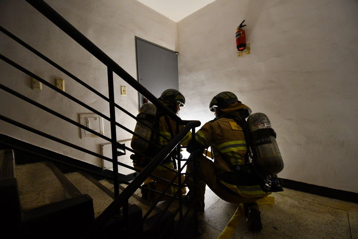 [창원=뉴시스] 강경국 기자 = 경남 창원시 성산소방서 소속 소방관들이 15일 성산구의 한 아파트에서 야간 불시 화재진압 훈련을 진행하고 있다. (사진=창원시청 제공). 2025.07.16. photo@newsis.com *재판매 및 DB 금지