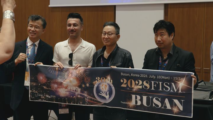 [부산=뉴시스] 15일(현지시각) 이탈리아 토리노에서 '마술 올림픽'이라고 불리는 세계최대 마술 행사인 '2028년 제30회 세계마술챔피언십(FISM WCM 2028)' 개최지로 부산이 결정됐다. (사진=부산국제매직페스티벌 조직위원회 제공) 2025.07.16. photo@newsis.com *재판매 및 DB 금지