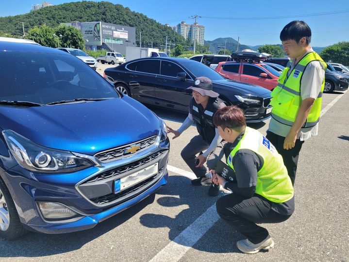 불법자동차 합동점검. (사진=가평군 제공) photo@newsis.com *재판매 및 DB 금지