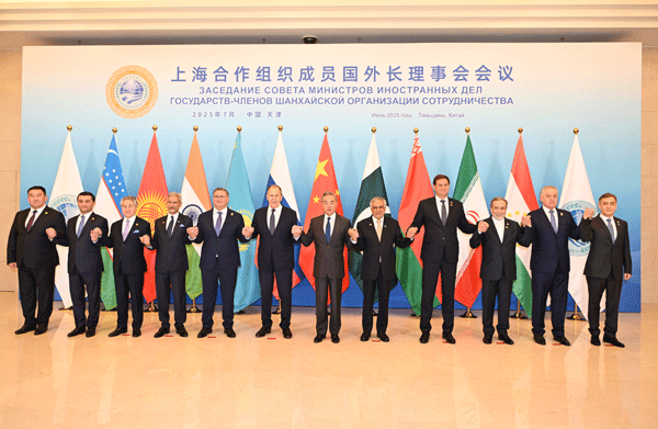 [서울=뉴시스]중국과 러시아가 주도하는 정치·경제·안보 협력체인 상하이협력기구(SCO) 외교장관 이사회 회의가 15일 중국 톈진에서 개최됐다. 회의에 참석한 SCO 외교장관들이 단체 사진을 촬영하는 모습. 2025.07.16