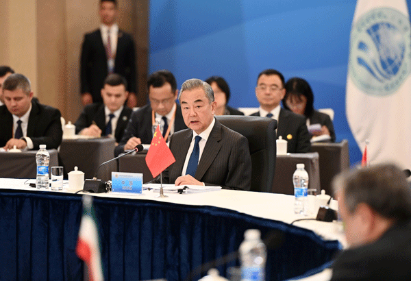 [서울=뉴시스] 왕이(王毅) 중국 공산당 중앙정치국 위원 겸 외교부장이 15일 중국 톈진에서 열린 상하이협력기구(SCO) 외교장관 이사회 회의에서 발언하고 있다. <사진출처: 중국 외교부> 2025.07.16