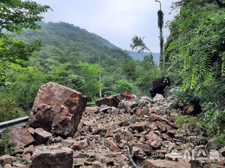 [포항=뉴시스] 16일 오전 6시38분께 경북 포항시 남구 죽장면 69번 지방도로에서 산사태가 발생했다.(사진=경북소방본부 제공) 2025.07.16. photo@newsis.com