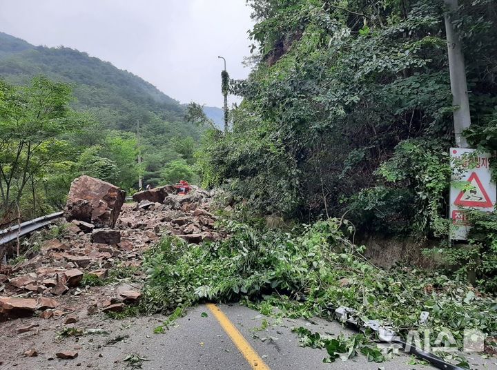 [포항=뉴시스] 16일 오전 6시38분께 경북 포항시 남구 죽장면 69번 지방도로에서 산사태가 발생했다. (사진=경북소방본부 제공) 2025.07.16. photo@newsis.com