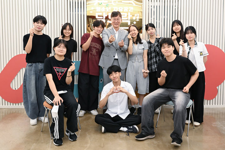 [안산=뉴시스] 이민근 안산시장(두번 째 줄 왼쪽 네번 째)이 월피동 청소년 자유공간 '달뜨락' 개소식에 참석한 청소년들과 함께 기념촬영을 하고 있다.(사진=안산시 제공)2025.07.16.photo@newsis.com *재판매 및 DB 금지