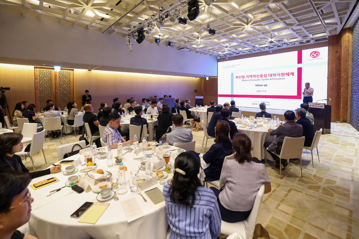[부산=뉴시스] 경남정보대학교는 최근 부산 해운대구 파크하얏트 호텔에서 전 교직원이 참가한 가운데 '2025 교수·직원 밸류업(Value-up) 워크숍'을 개최했다고 16일 밝혔다. (사진=경남정보대 제공) 2025.07.16. photo@newsis.com *재판매 및 DB 금지