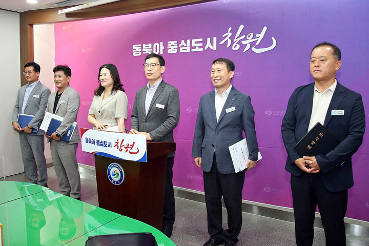 [창원=뉴시스] 강경국 기자 = 이재광 경남 창원시 도시정책국장이 16일 시청 프레스센터에서 개발제한구역 일부 해제 추진과 관련해 브리핑을 하고 있다. (사진=창원시청 제공). 2025.07.16. photo@newsis.com *재판매 및 DB 금지