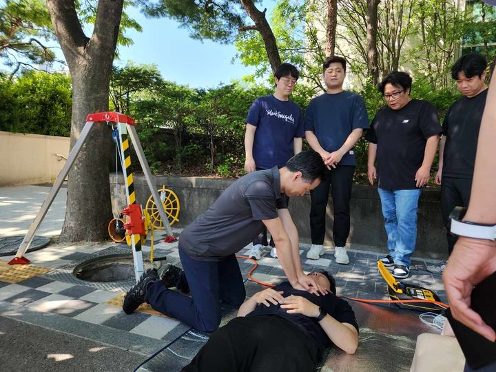 [인천=뉴시스] 연수구 관계자가 밀폐공간 구조 교육을 실시하고 있다. (사진=연수구 제공) 2025.07.16. photo@newsis.com *재판매 및 DB 금지