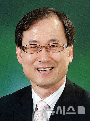 [완주=뉴시스]윤난슬 기자 = 전북 우석대학교는 오석흥 식품영양학과 교수가 세계 연구자 데이터베이스 플랫폼인 스칼라GPS(ScholarGPS)가 발표한 '2024 최고 전문가' 명단에 이름을 올렸다고 16일 밝혔다. (사진=우석대 제공) photo@newsis.com 