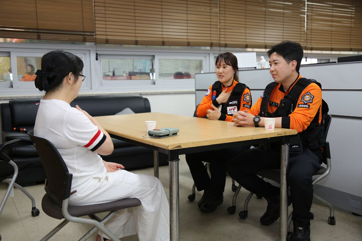 [태안=뉴시스] 심정지로 쓰러져 있다 구급대원의 도움으로 건강을 회복한 A씨가 16일 태안소방서를 찾아 자신을 구해 준 대원에게 감사 인사를 전하고 있다. (사진=태안소방서 제공) 2025.07.16. photo@newsis.com *재판매 및 DB 금지