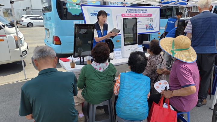 [통영=뉴시스] 신정철 기자= 경남 통영시는 오는 8월 18일부터 10월 31일까지 디지털 기기 활용에 어려움을 겪는 어르신, 장애인 등 정보취약계층을 대상으로 ‘찾아가는 시민정보화교육’을 실시한다고 16일 밝혔다.사진은 지난해 ‘찾아가는 시민정보화교육’ 모습.(사진=통영시 제공).2025.07.16. photo@newsis.com *재판매 및 DB 금지