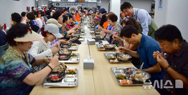 [광주=뉴시스] 이현행 기자= 삼복더위 중 첫 번째인 초복을 앞둔 16일 오전 광주 서구 서빛마루시니어센터에서 서구가 마련한 삼계탕을 지역 내 어르신들이 맛보고 있다. 2025.07.16. lhh@newsis.com